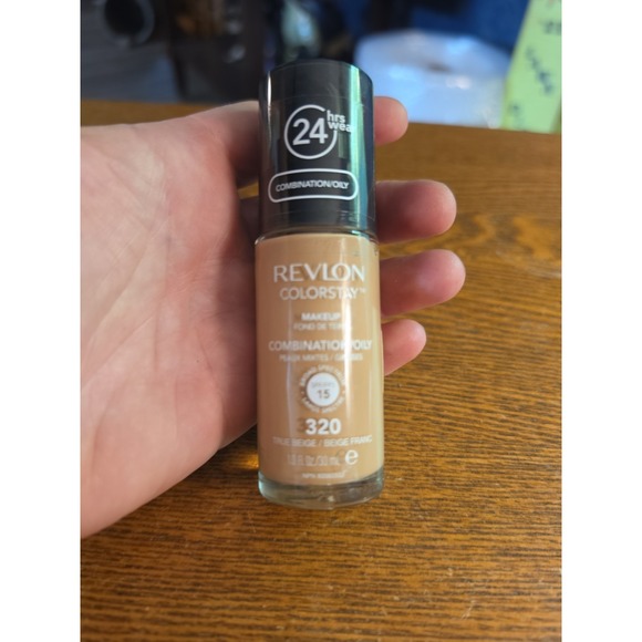 Revlon Other - Revlon ColorStay 24HR Matte Finish SPF 15 Combination / Oily Skin 320 TRUE BEIGE